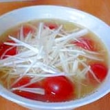 見た目で勝負。塩ラーメン紅白仕立て。